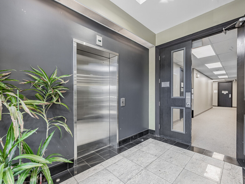 200 Matheson Blvd W, Mississauga, ON for rent - Lobby - Image 3 of 13