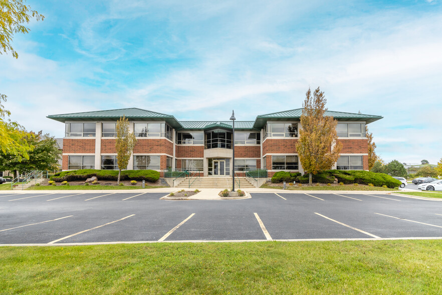 2500 Lehigh Ave, Glenview, IL for rent - Building Photo - Image 1 of 8