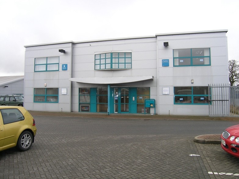 St Davids Way, Nuneaton to rent - Building Photo - Image 2 of 5