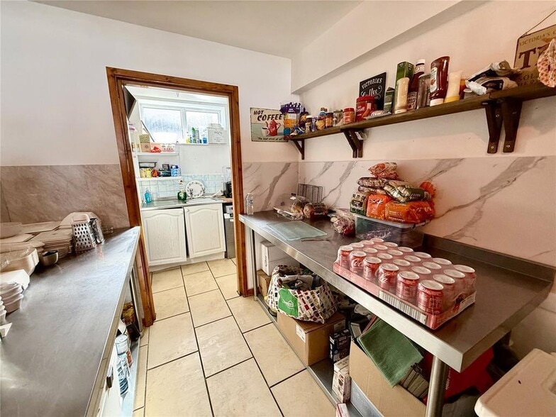 5 South Cliff Rd, Bridlington to rent - Building Photo - Image 2 of 12