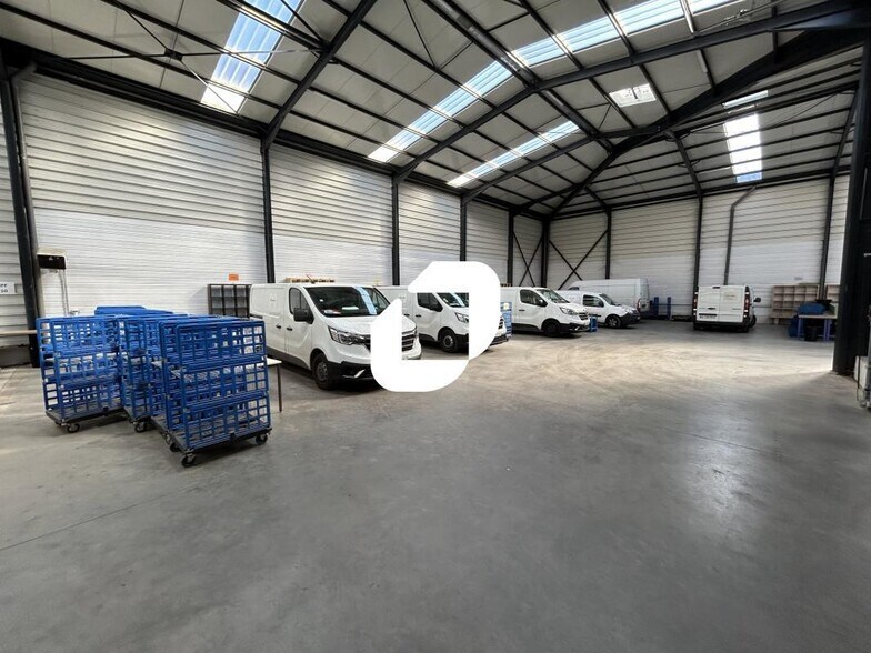 Light Industrial in Combs-la-Ville to rent - Building Photo - Image 2 of 13