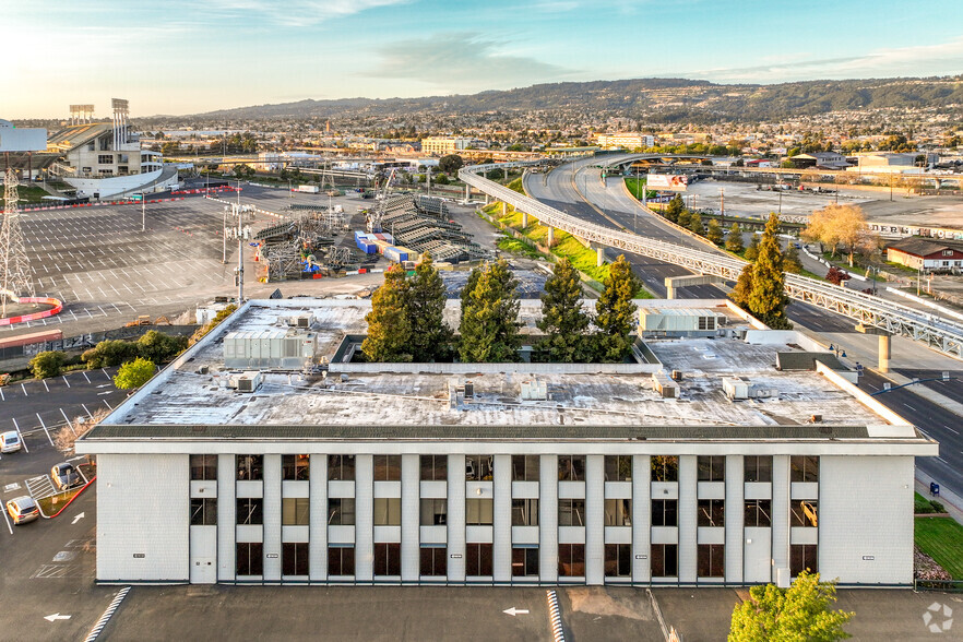 675 Hegenberger Rd, Oakland, CA for rent - Aerial - Image 2 of 9