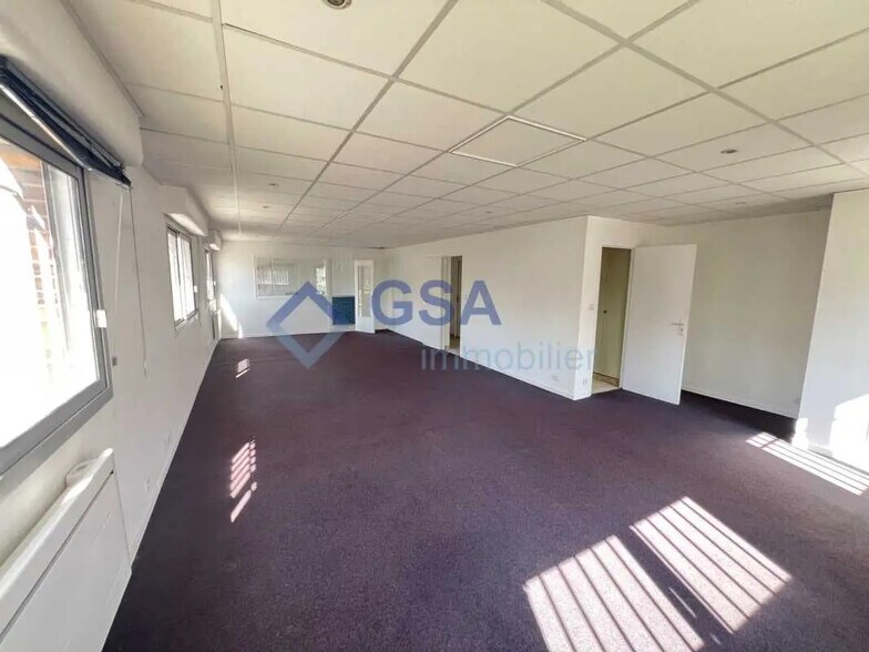 Office in Lisses to rent - Interior Photo - Image 2 of 4