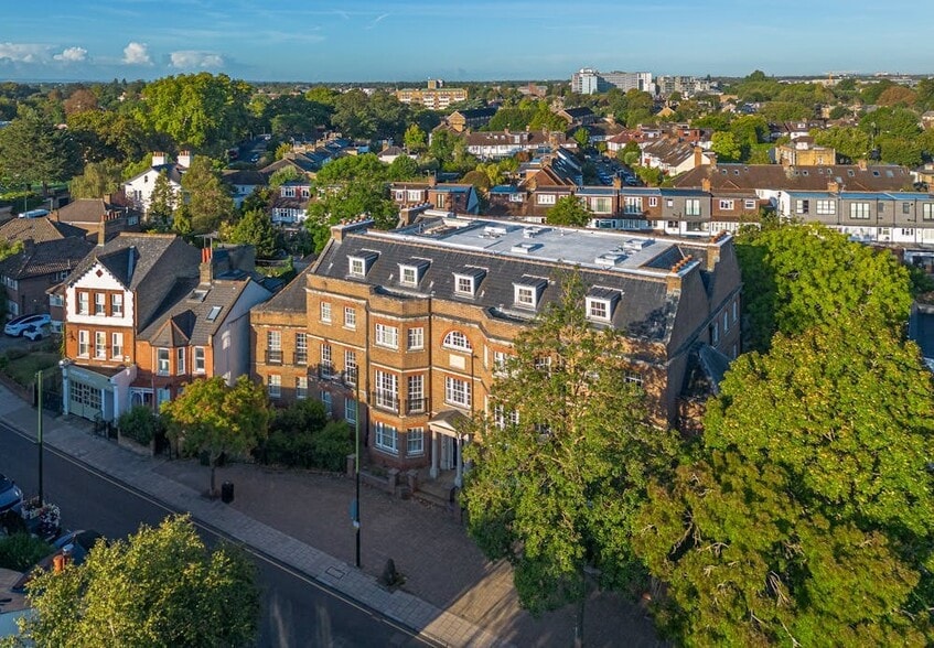 76 Crown Rd, Twickenham to rent - Building Photo - Image 1 of 8