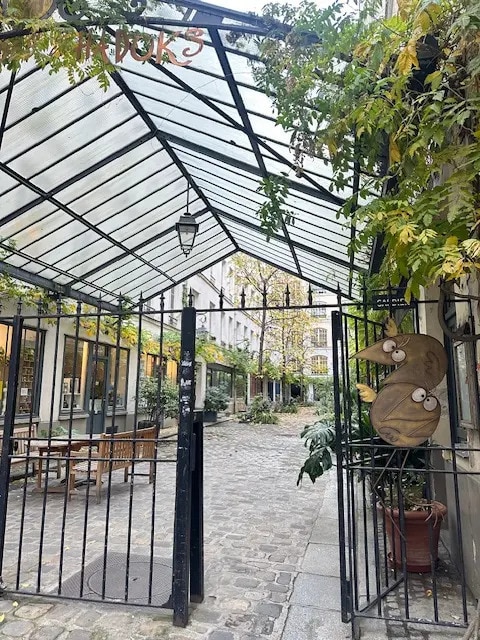 Office in Paris for sale Building Photo- Image 1 of 12