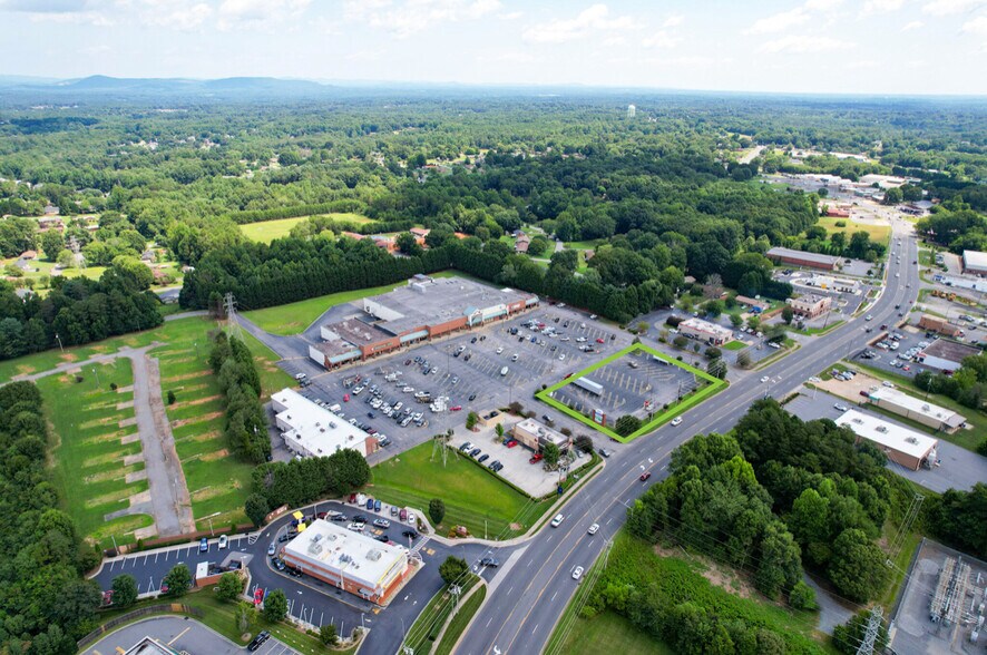 2515 Springs Rd NE, Hickory, NC for sale - Building Photo - Image 3 of 5