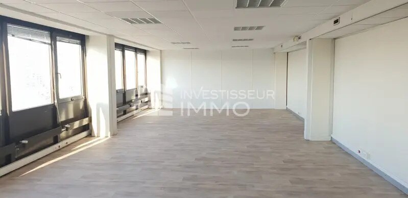 Office in Boissy-Saint-Léger to rent - Building Photo - Image 2 of 14