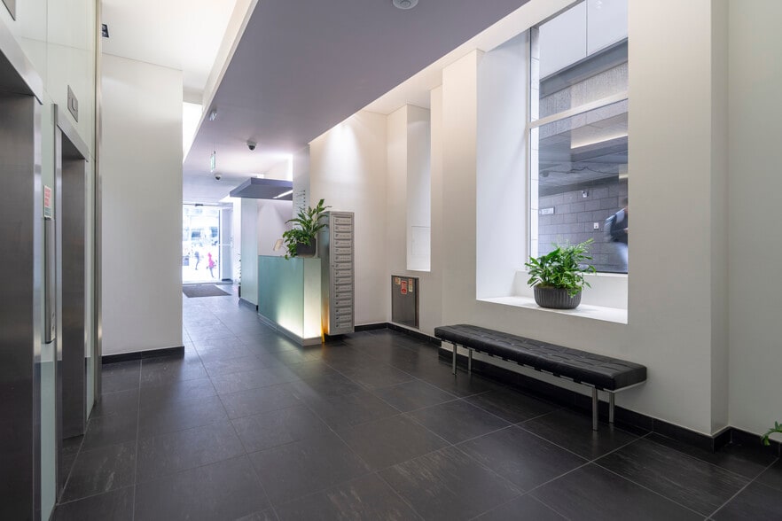 51-54 Gracechurch St, London to rent - Interior Photo - Image 2 of 10