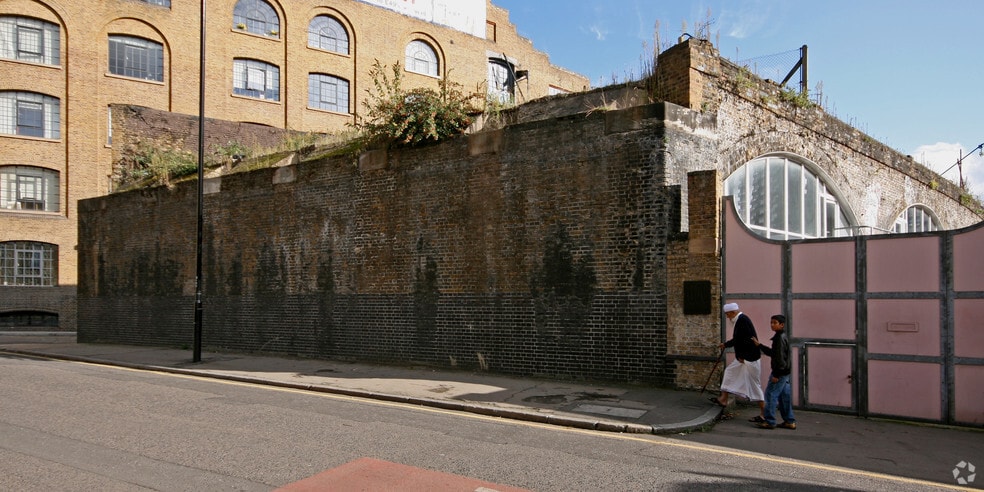 Pinchin St, London to rent - Building Photo - Image 2 of 14