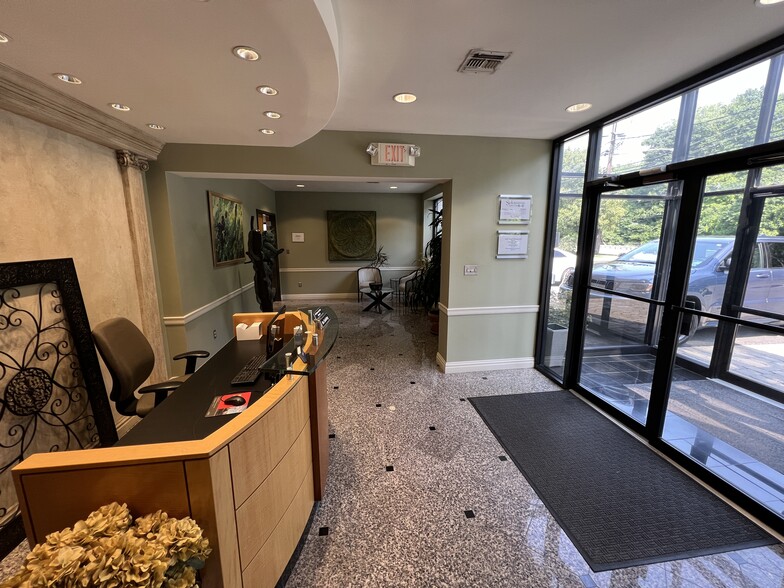 530-532 Sylvan Ave, Englewood Cliffs, NJ for rent - Lobby - Image 2 of 6