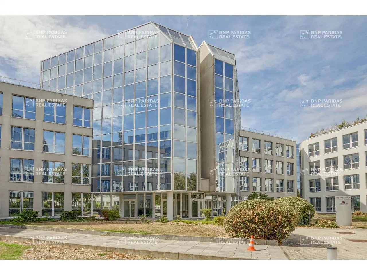Office in Vélizy-Villacoublay to rent Primary Photo- Image 1 of 17