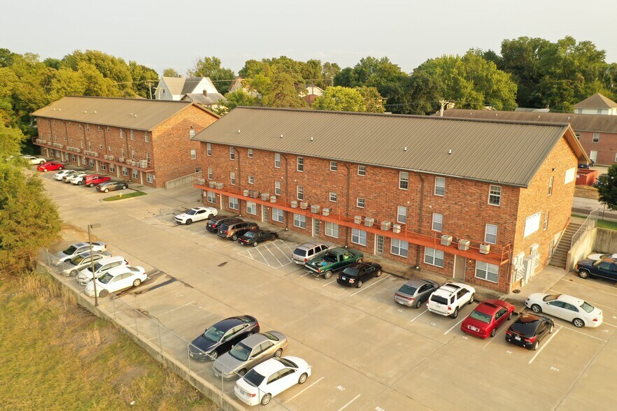 109-111 Commercial St, Warrensburg, MO for sale - Building Photo - Image 1 of 1