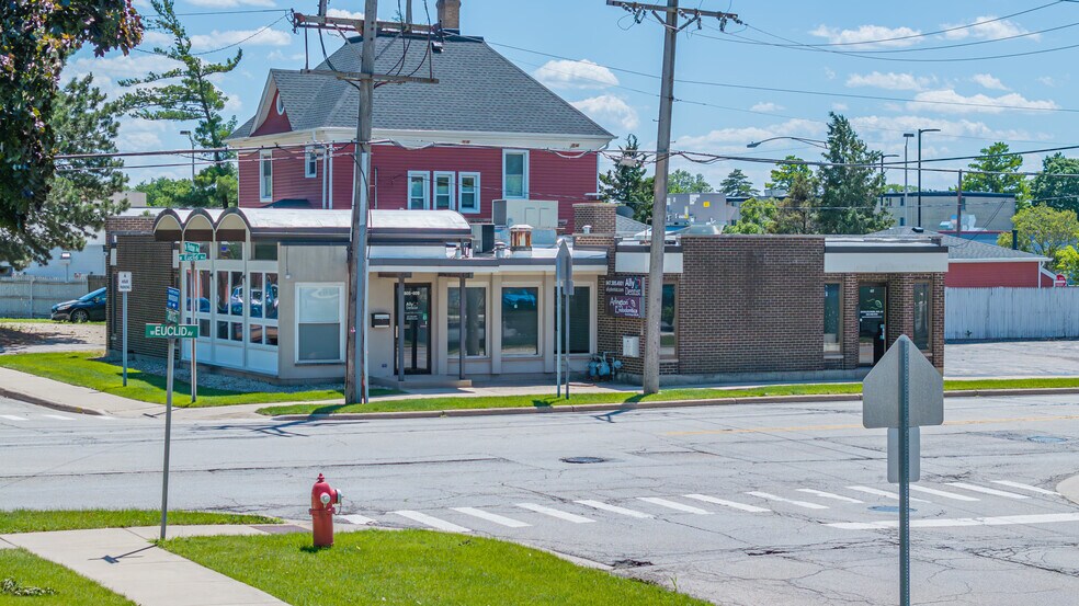 605-615 W Euclid Ave, Arlington Heights, IL for rent - Building Photo - Image 3 of 28