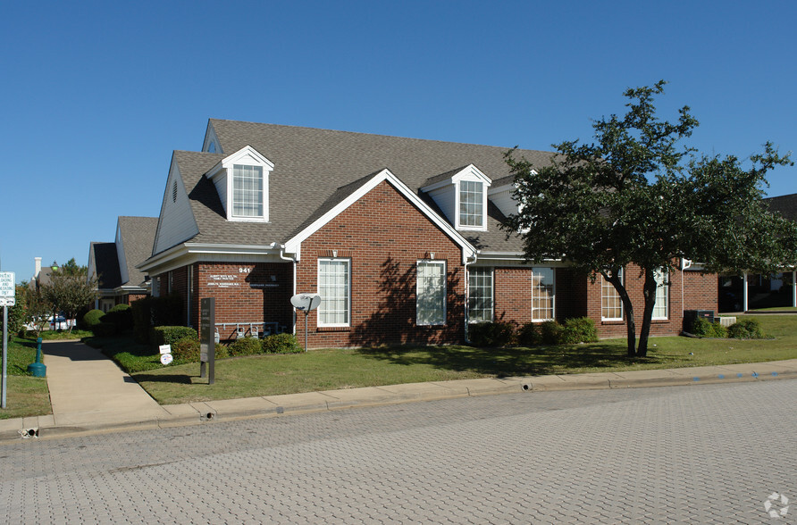 951 York Dr, DeSoto, TX for rent - Building Photo - Image 3 of 8