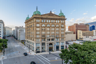 135 W Wells St, Milwaukee, WI for rent Primary Photo- Image 1 of 9