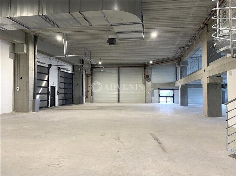 32 Rue De Seine, Colombes to rent - Building Photo - Image 3 of 9