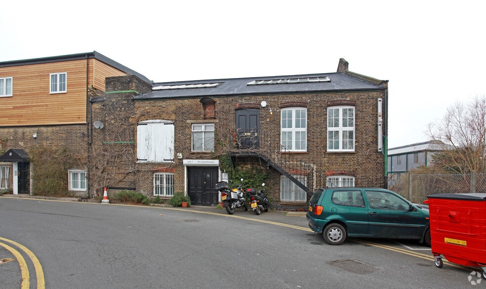 12 Ravensbury Ter, London to rent - Building Photo - Image 2 of 2