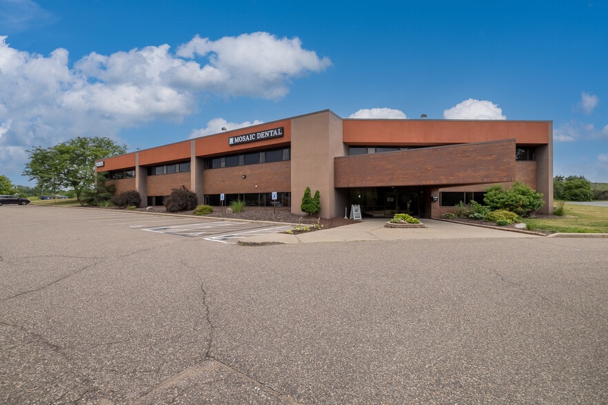 4555 Erin Dr, Eagan, MN to rent - Building Photo - Image 2 of 43