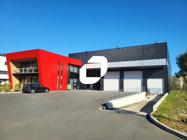 Location Local d'activités 1 390 m²