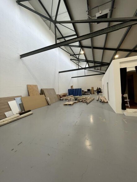 Industrial in Saint-Denis to rent - Interior Photo - Image 3 of 20
