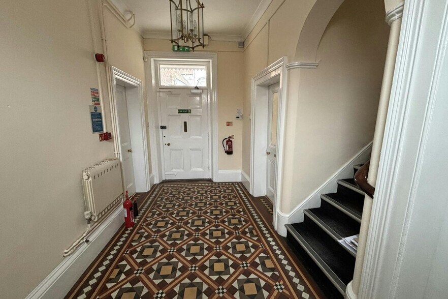 90 High St, Newmarket to rent - Interior Photo - Image 2 of 12