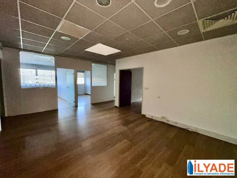 165 Avenue Du Marin Blanc, Aubagne to rent - Building Photo - Image 3 of 7