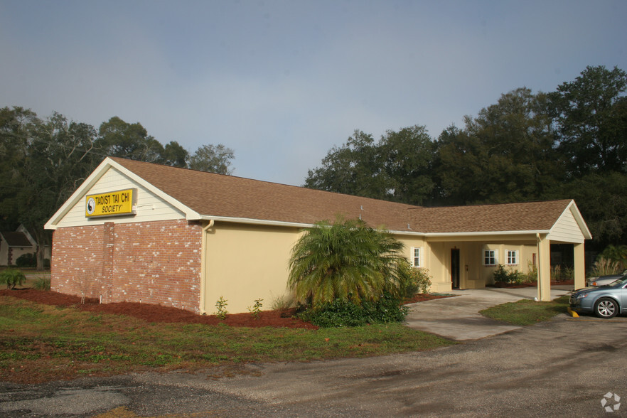 911 Bryan Rd, Brandon, FL for rent - Building Photo - Image 3 of 48