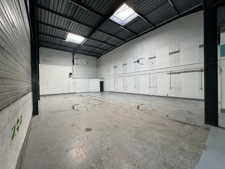 Light Industrial in Massy to rent - Interior Photo - Image 2 of 5