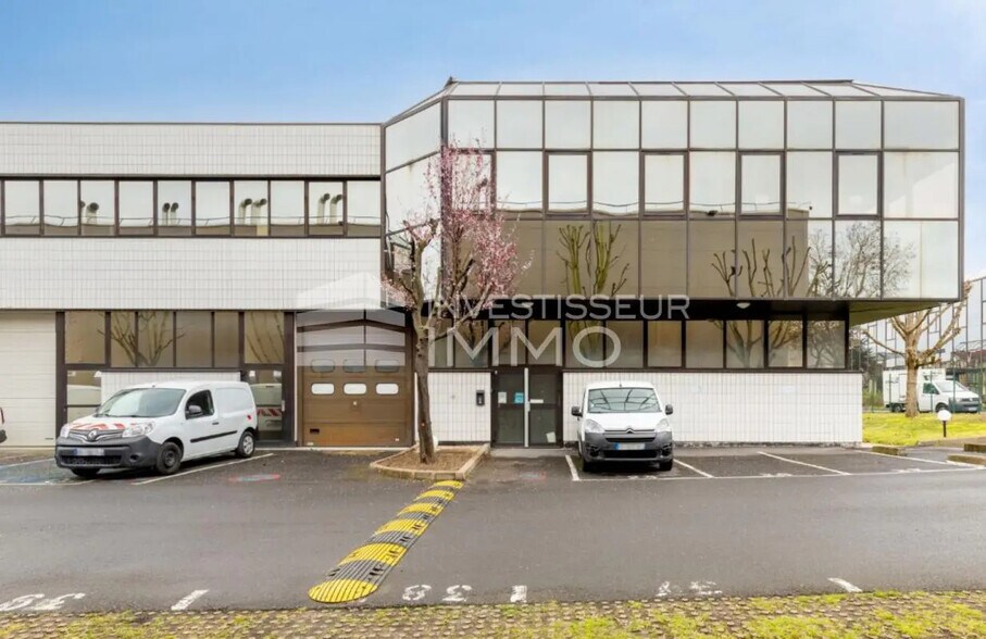 Light Industrial in Nanterre to rent - Building Photo - Image 2 of 11