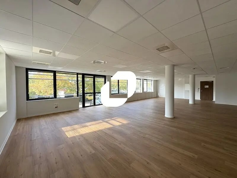 Office in Saint-Priest to rent Interior Photo- Image 1 of 13