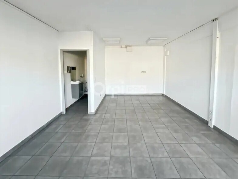 Office in Aubagne to rent - Interior Photo - Image 1 of 5