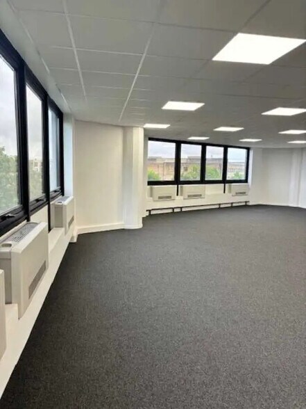 Office in Lognes to rent - Interior Photo - Image 2 of 11