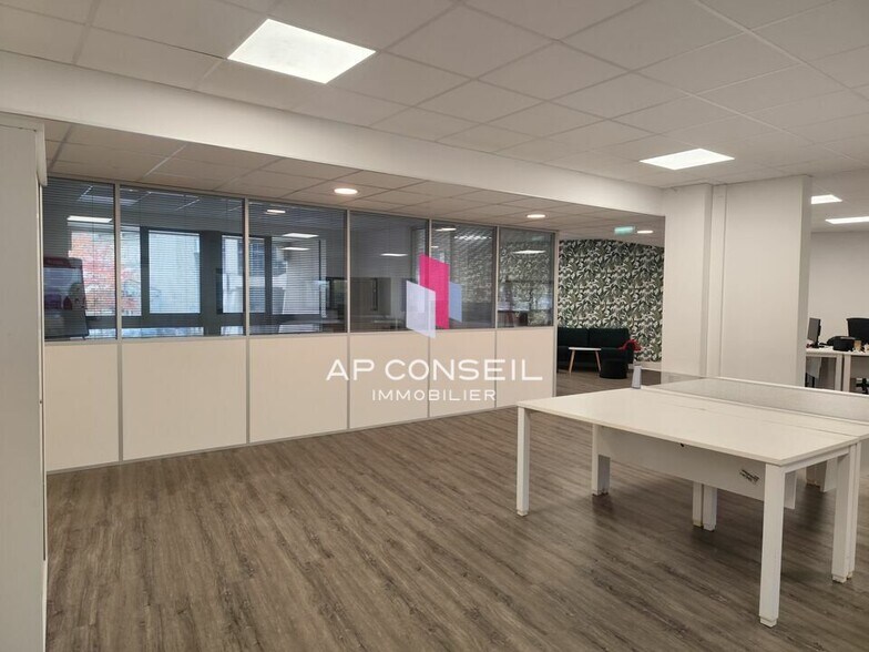Office in Montigny-le-Bretonneux to rent - Interior Photo - Image 3 of 6