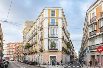 Calle de Barquillo, 44, Madrid, Madrid for rent Primary Photo- Image 1 of 5