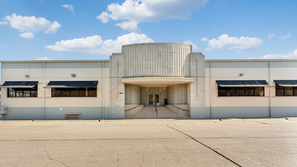 1901-1923 Windsor Pl, Fort Worth, TX for rent - Primary Photo - Image 1 of 49