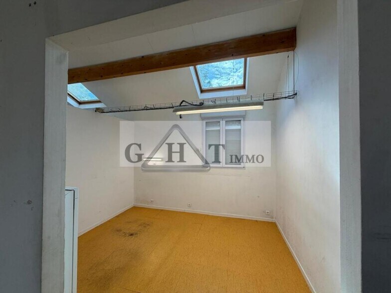 Retail in Écouen to rent - Interior Photo - Image 3 of 10