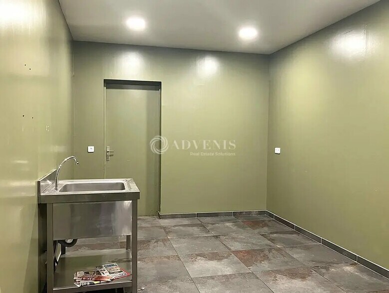 Retail in Bourges for sale - Interior Photo - Image 3 of 3