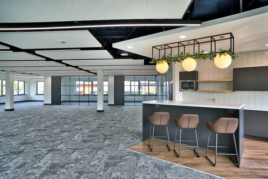 14 Castle Hl, Maidenhead to rent - Building Photo - Image 2 of 11