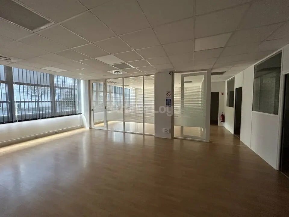 Location Bureaux 147 m² à 1 762 m² - Photo 1