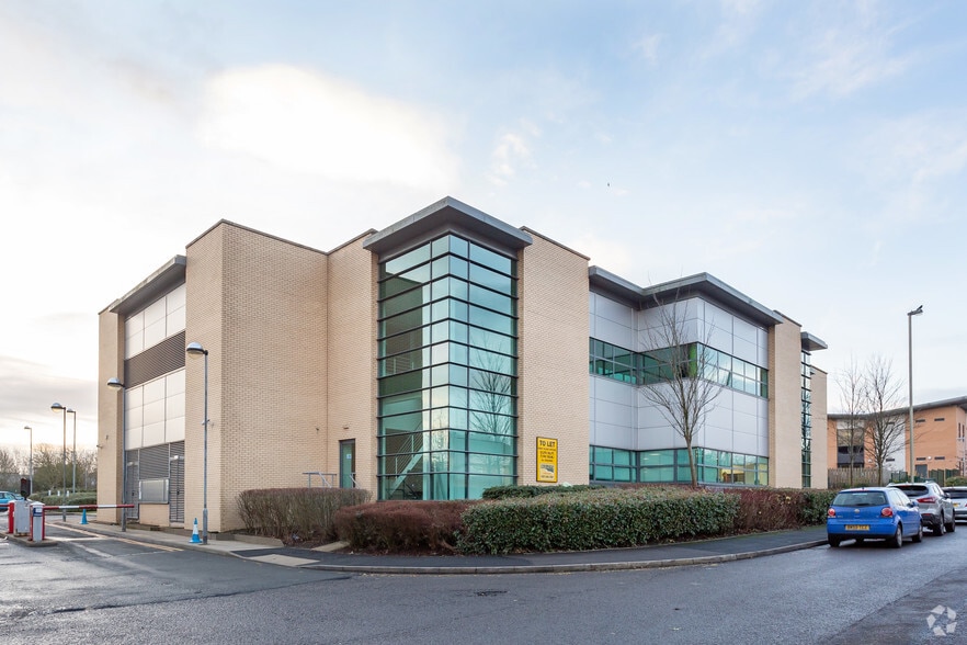 Castlegate Way, Dudley to rent - Building Photo - Image 2 of 8