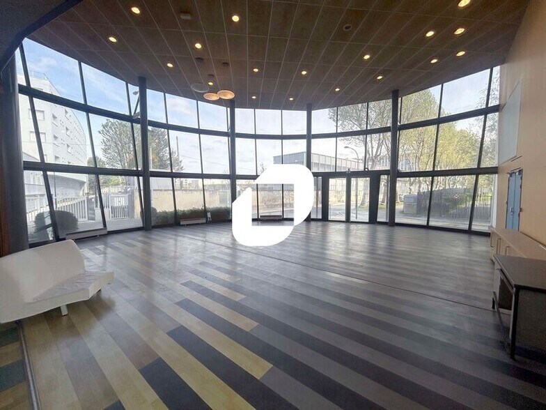 Light Industrial in Bezons to rent - Lobby - Image 2 of 10