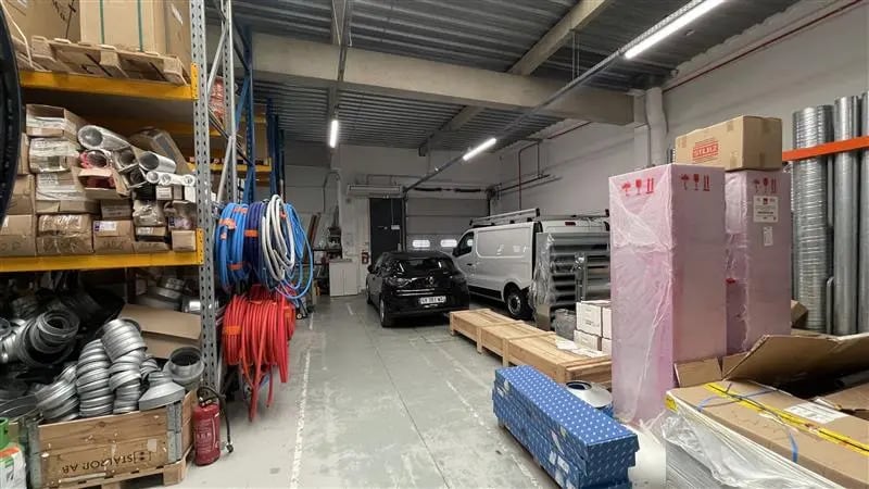 Location Local d'activités 350 m² - Photo 1