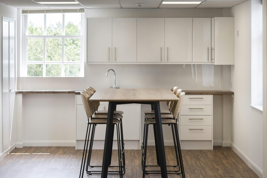124 Bridge Rd, Chertsey to rent - Building Photo - Image 3 of 13