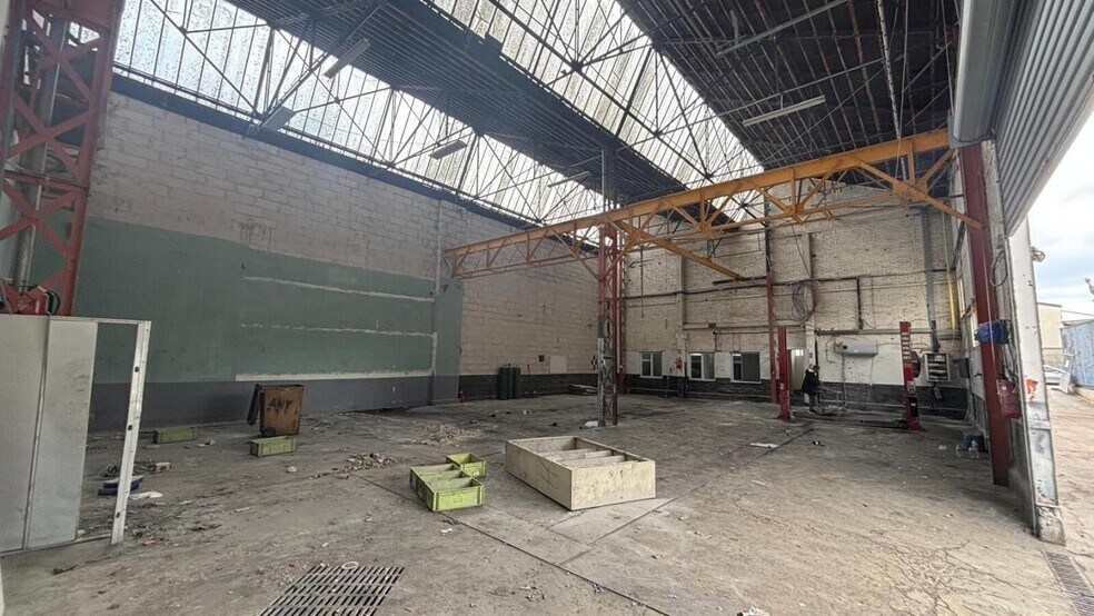 Light Industrial in Villeneuve La Garenne to rent - Building Photo - Image 2 of 4
