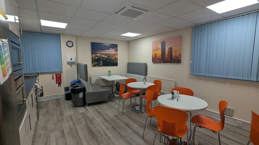 7 Sopwith Way, Daventry to rent - Building Photo - Image 3 of 12