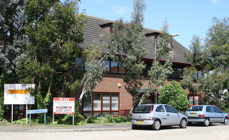 Christy Way, Basildon to rent - Building Photo - Image 2 of 8