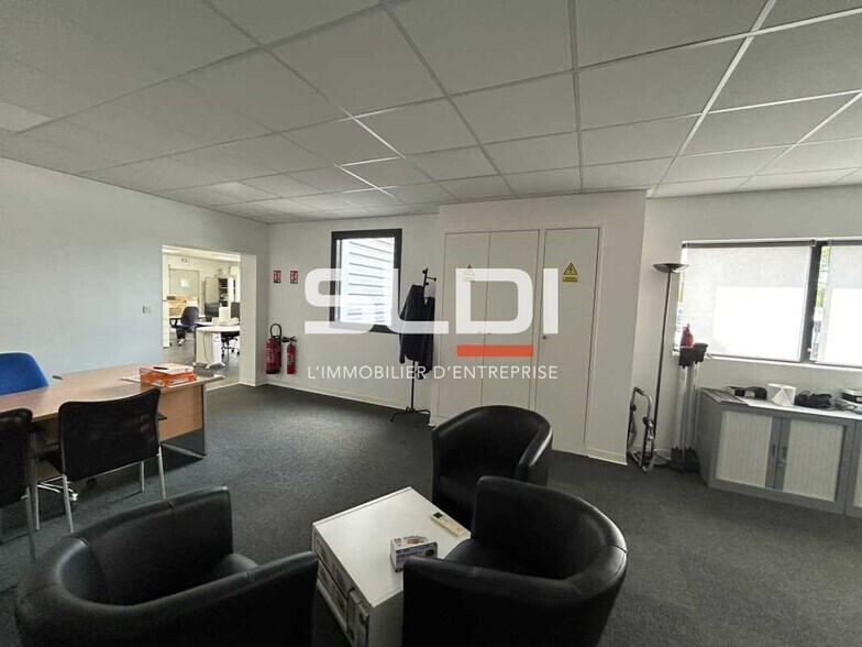 Light Industrial in Neuville-sur-Saône to rent - Building Photo - Image 2 of 22