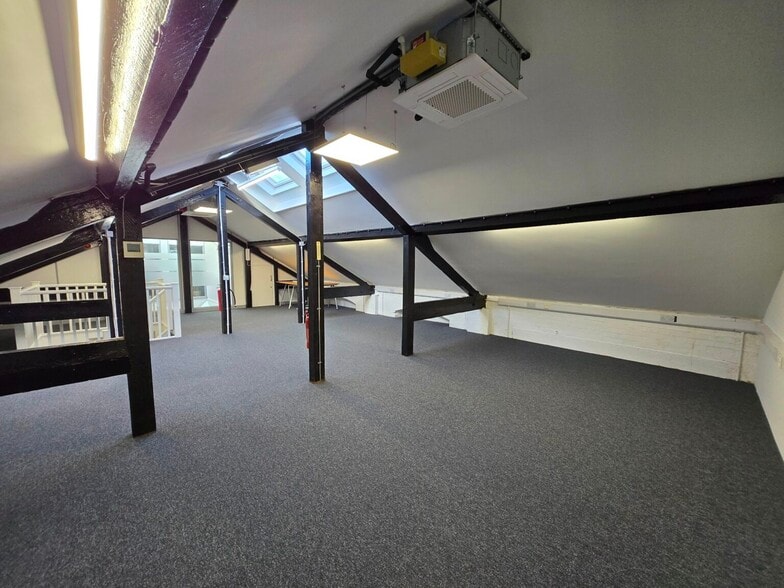 56-58 Crewys Rd, London to rent - Interior Photo - Image 2 of 8