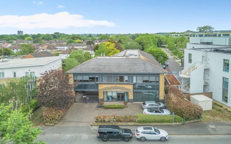 2 Hamm Moor Ln, Addlestone for sale - Primary Photo - Image 1 of 8