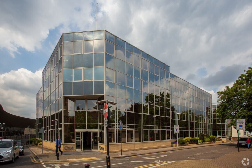 1 The Crescent, Surbiton to rent - Building Photo - Image 2 of 9